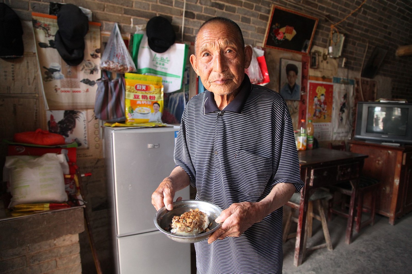 80岁农村老人为自己早早准备"喜货",20多年没用上他很高兴