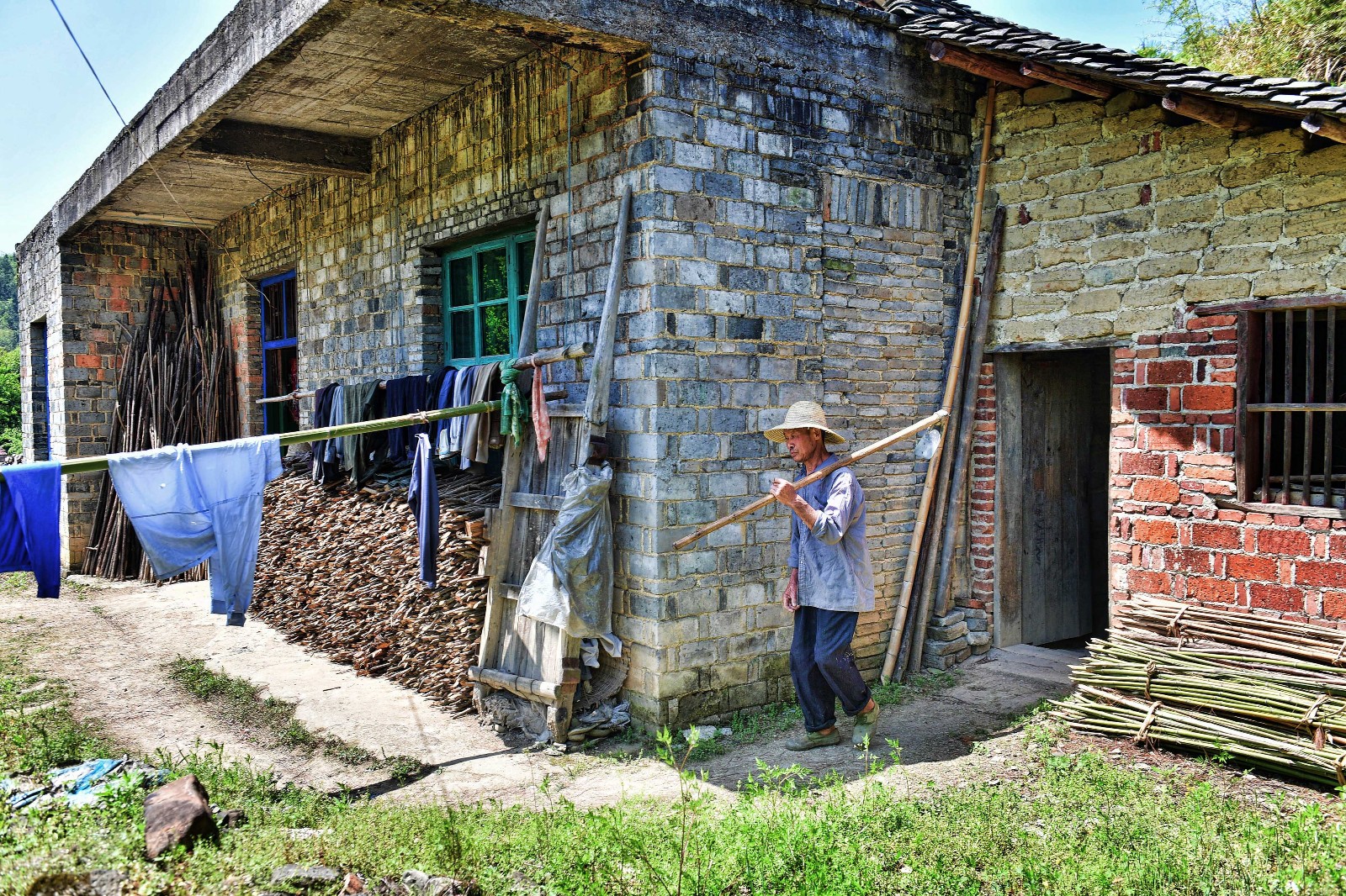 岩泉村地处深山,是阳新最贫穷的村子之一,几亩薄