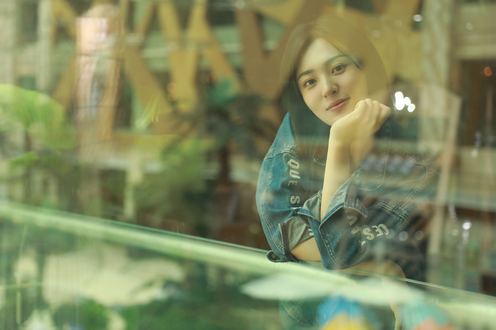 周放最新夏日写真曝光 造型简约俏丽清新|周放|简约|造型_新浪新闻