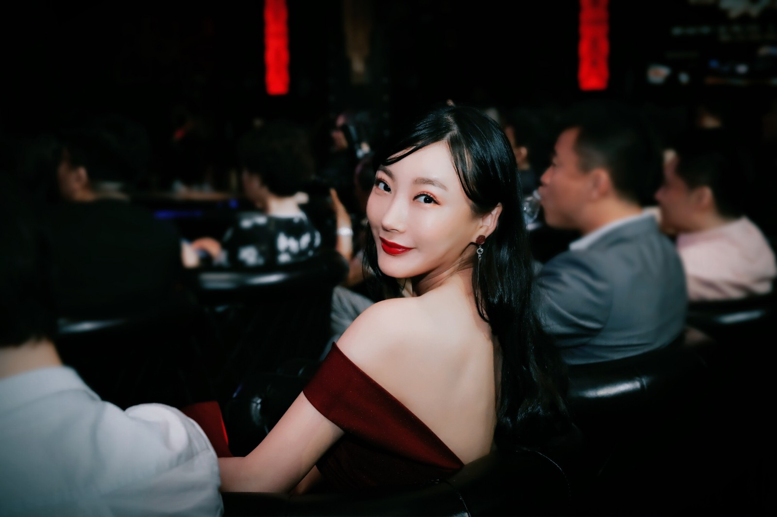 王李丹妮亮相上海   "国民妖精"吸睛无数