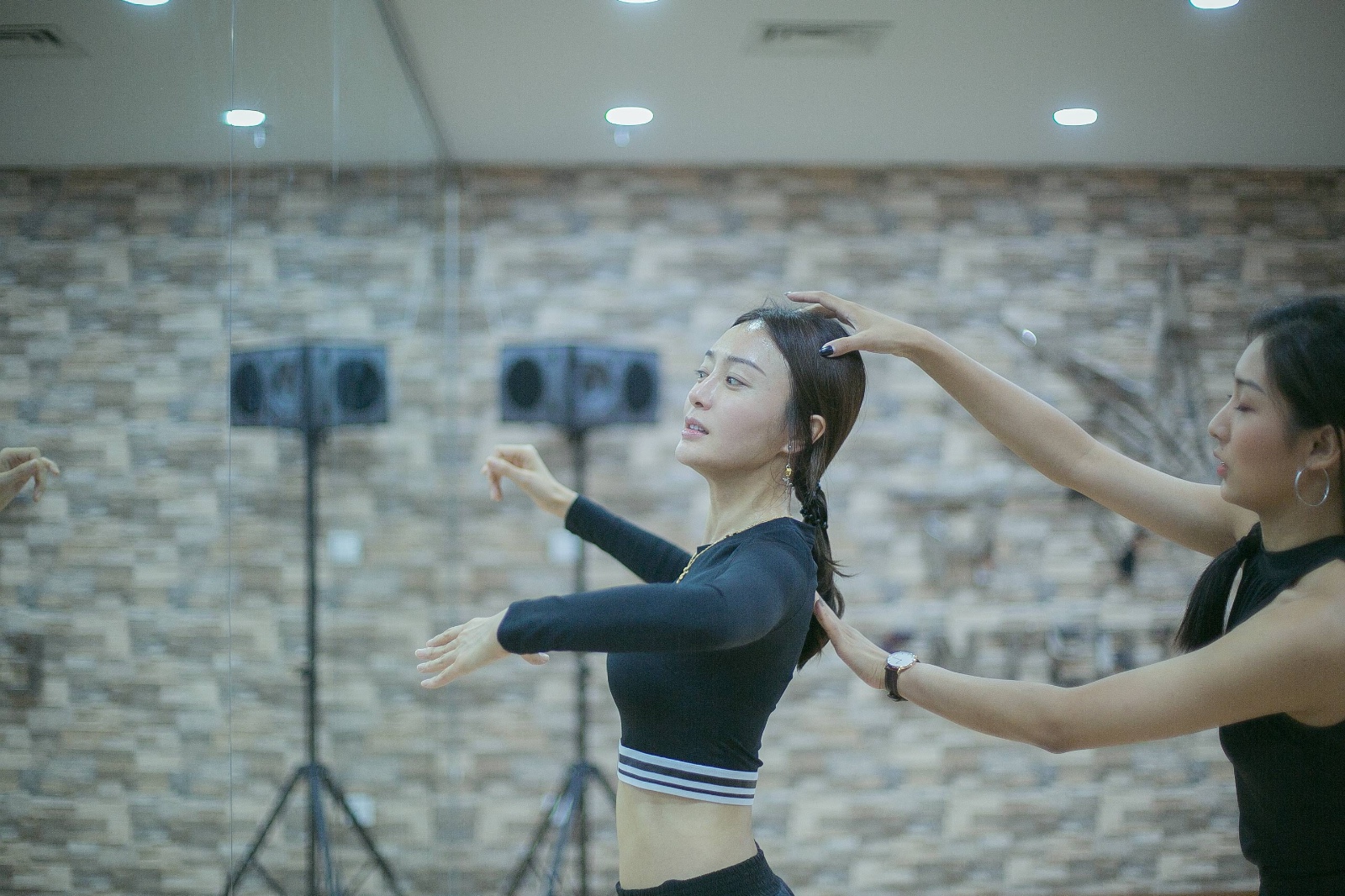 秦岚素颜苦练舞蹈 香汗淋漓大秀纤细小蛮腰