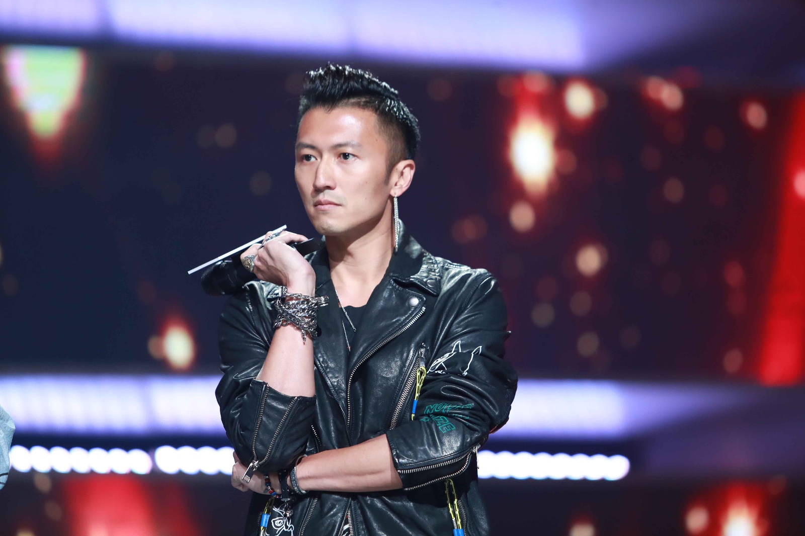 《新歌声》新晋导师谢霆锋16岁就出道 自曝曾住莫文蔚楼上