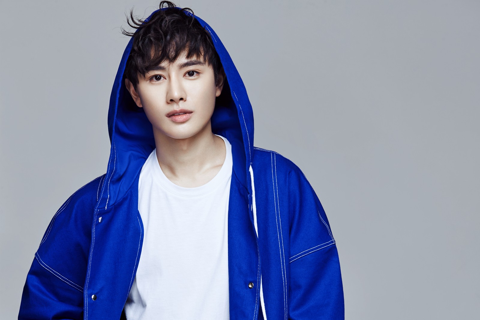 王佑硕曝活力时尚写真 蓝色外套更显青春魅力