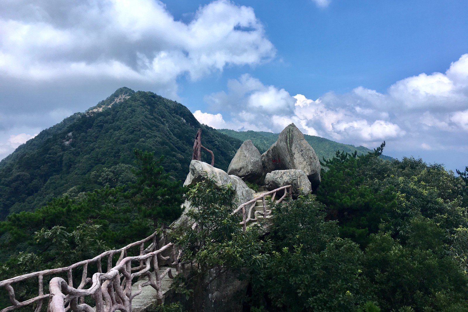 避暑好去处薄刀锋湖北黄冈罗田薄刀锋风景区