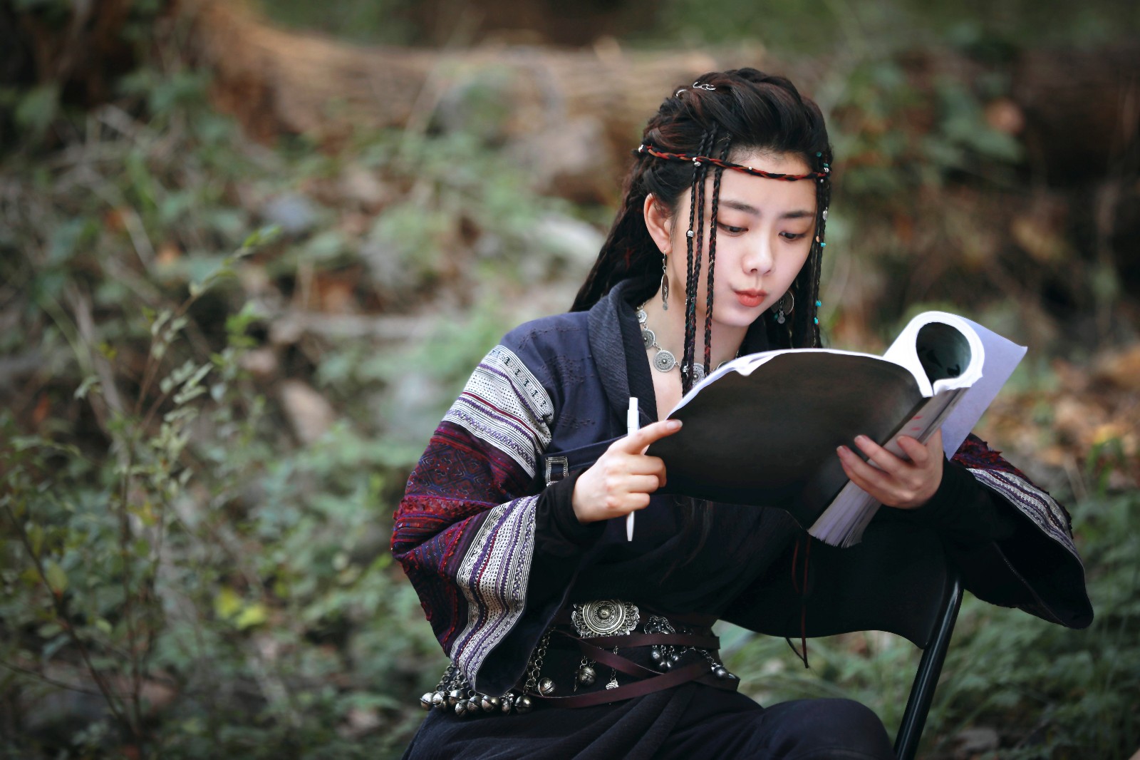 《外八行》首曝人物海报 谭松韵造型颠覆眼神犀利