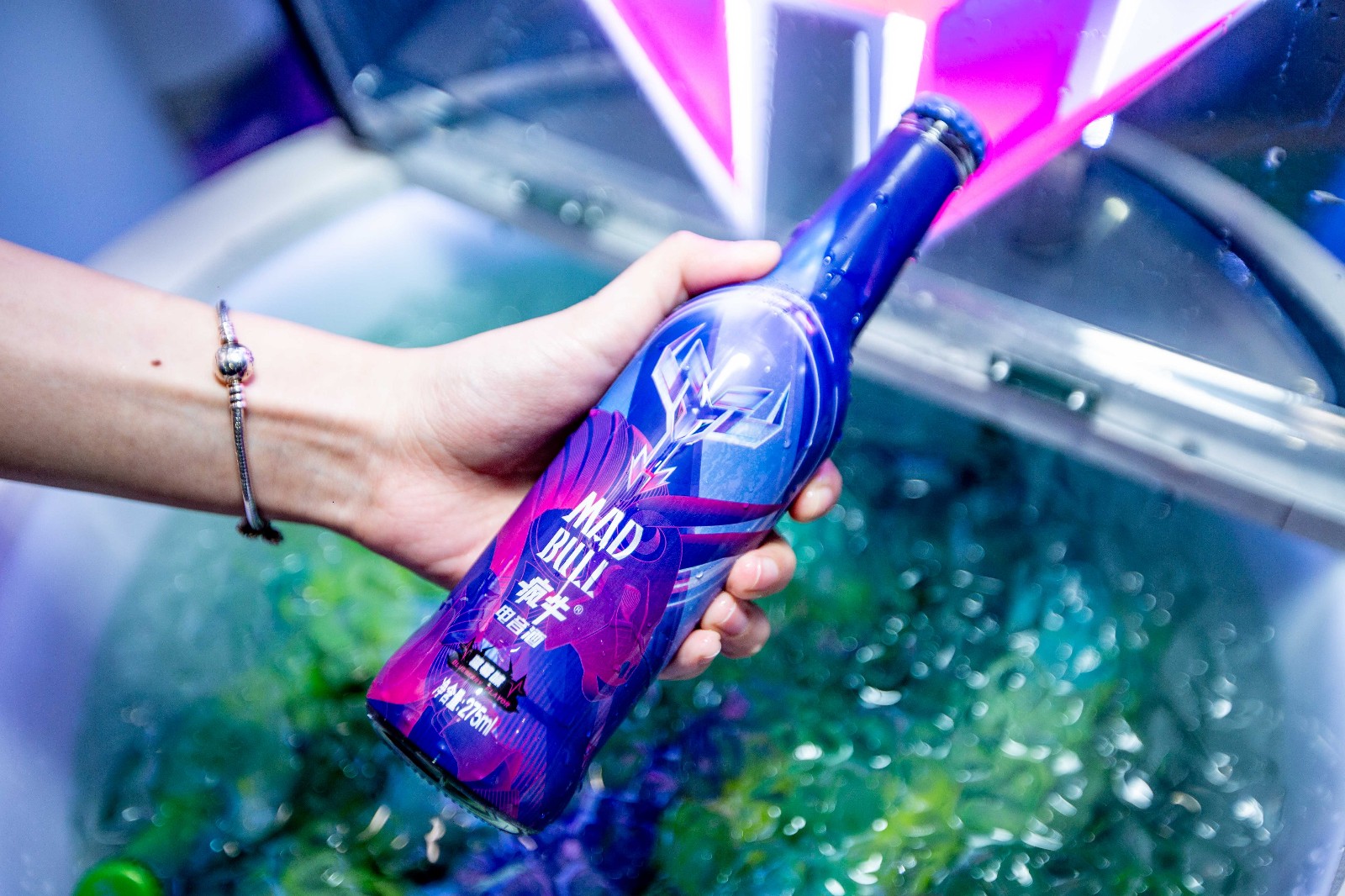 潮玩街拍合辑,疯牛电音酒cosplay直播现场!