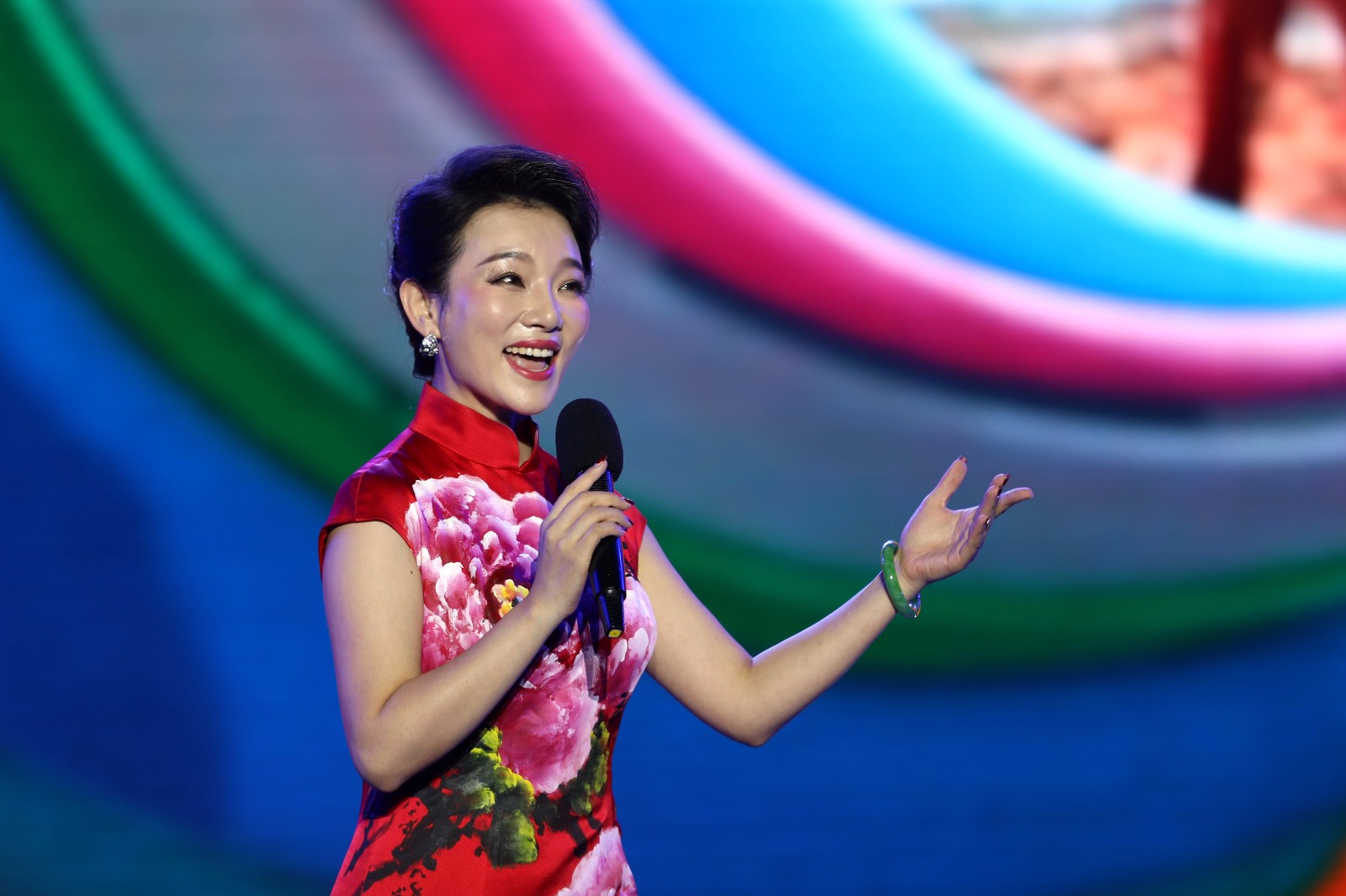 青年歌手在现场演唱.青年歌手郭娅丽在现场演唱《天鹅之恋》.