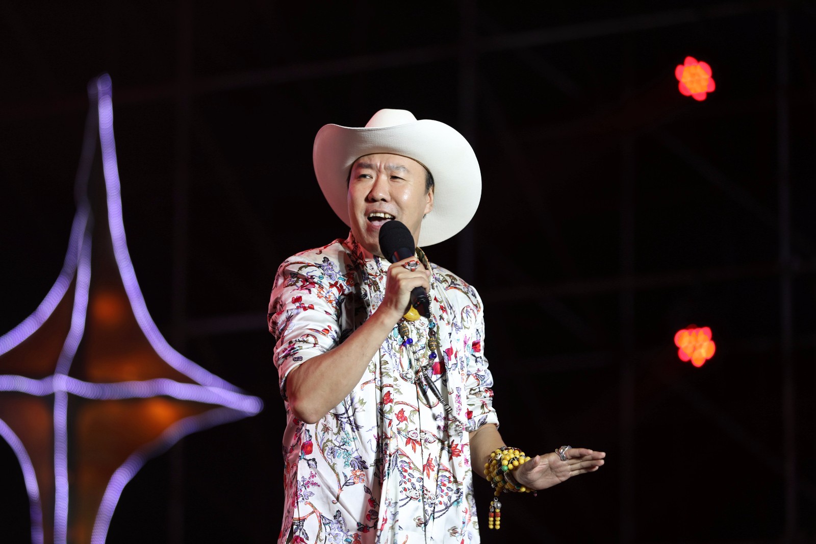 中国文联送欢乐下基层走进荣成77岁著名艺术家杨洪基家乡放歌