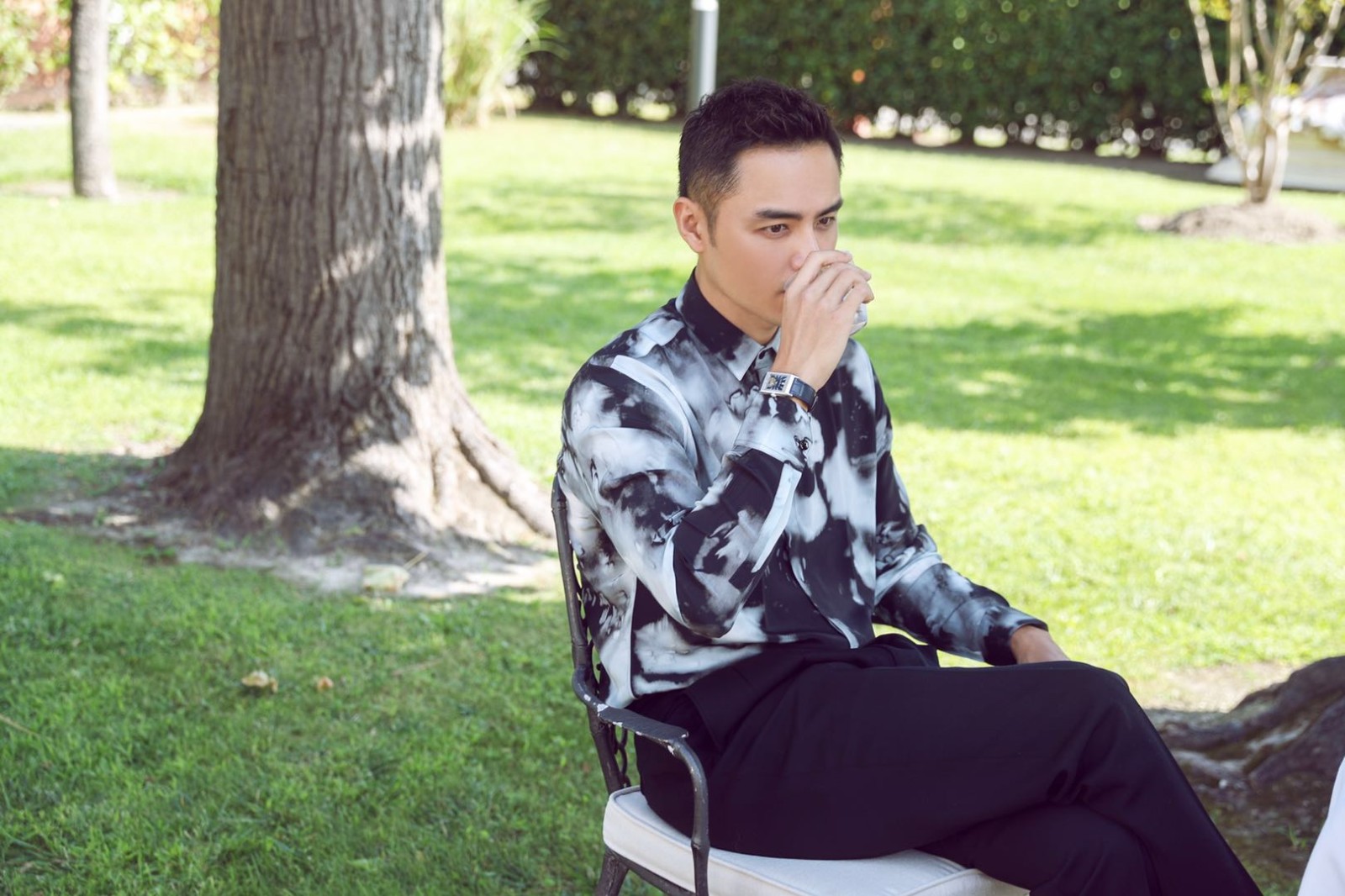 明道现身时尚品牌鉴赏活动,再现时尚先生风范