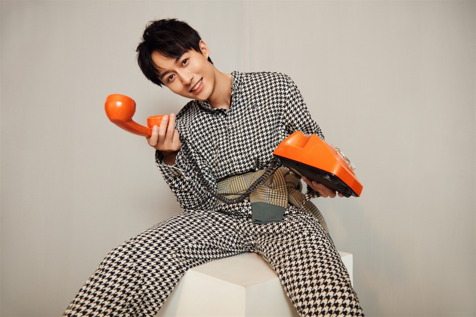 近日,青年演员付嘉的一组写真曝光,造型复古时尚,举手投足间演绎绅士