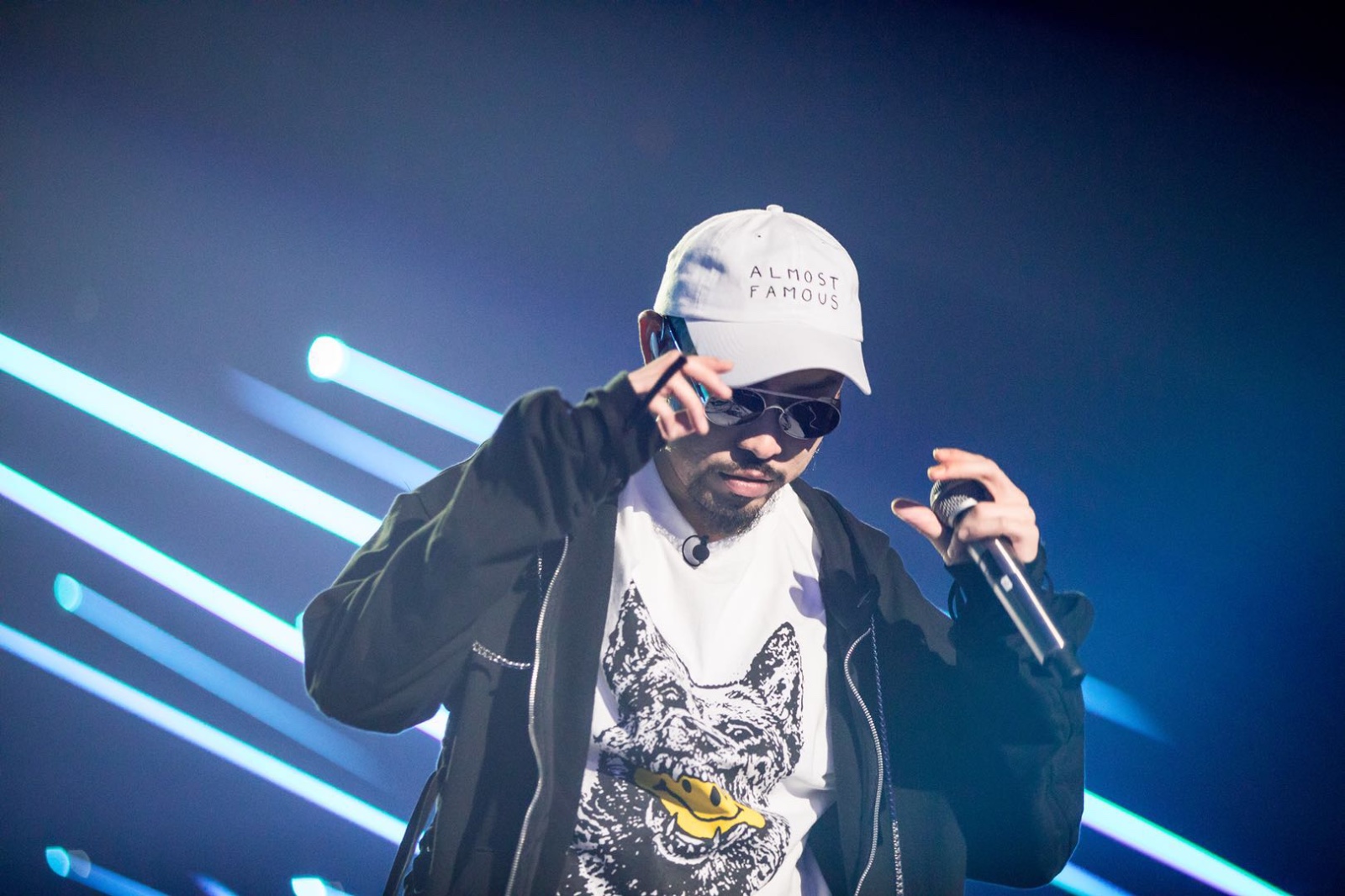 《中国新说唱》张震岳热狗战队首秀 《飞太远》燃爆舞台