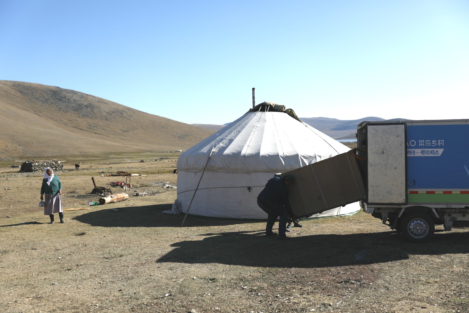 实拍游牧民族的现代生活哈萨克牧民网购摩托车放牧