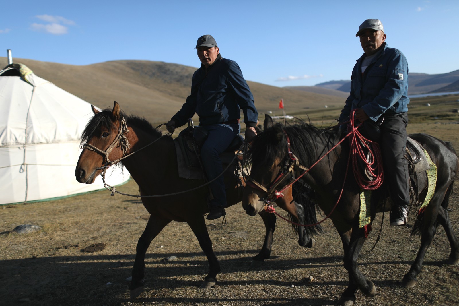 实拍游牧民族的现代生活哈萨克牧民网购摩托车放牧