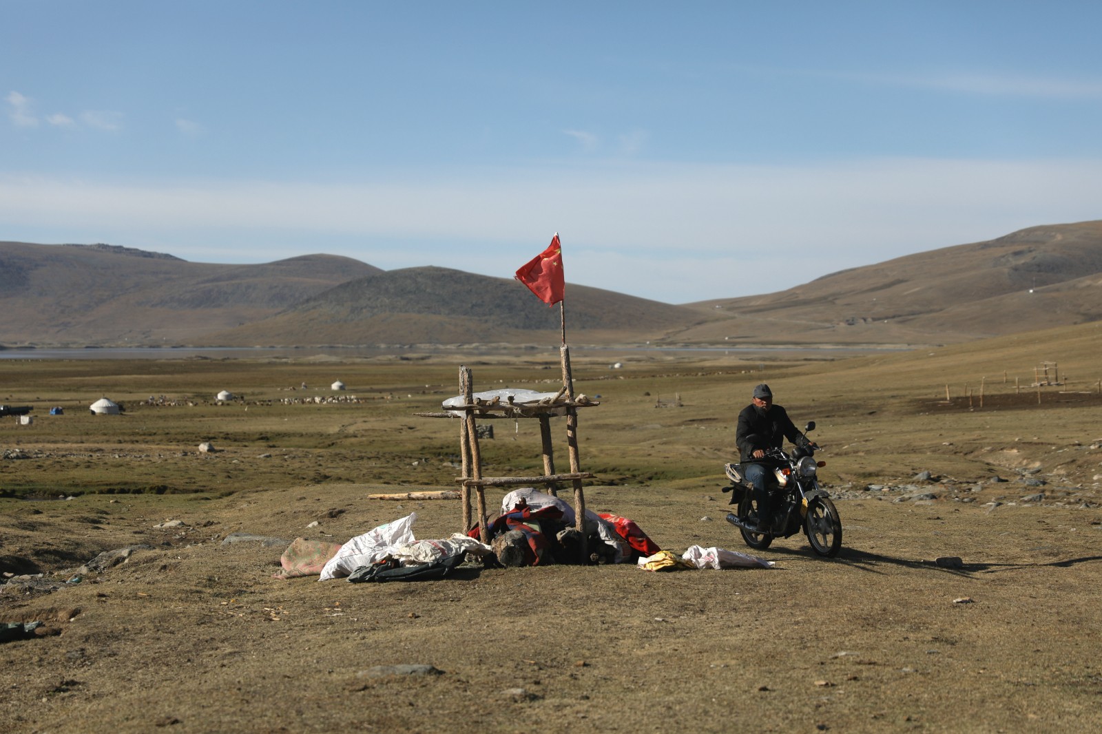 实拍游牧民族的现代生活哈萨克牧民网购摩托车放牧