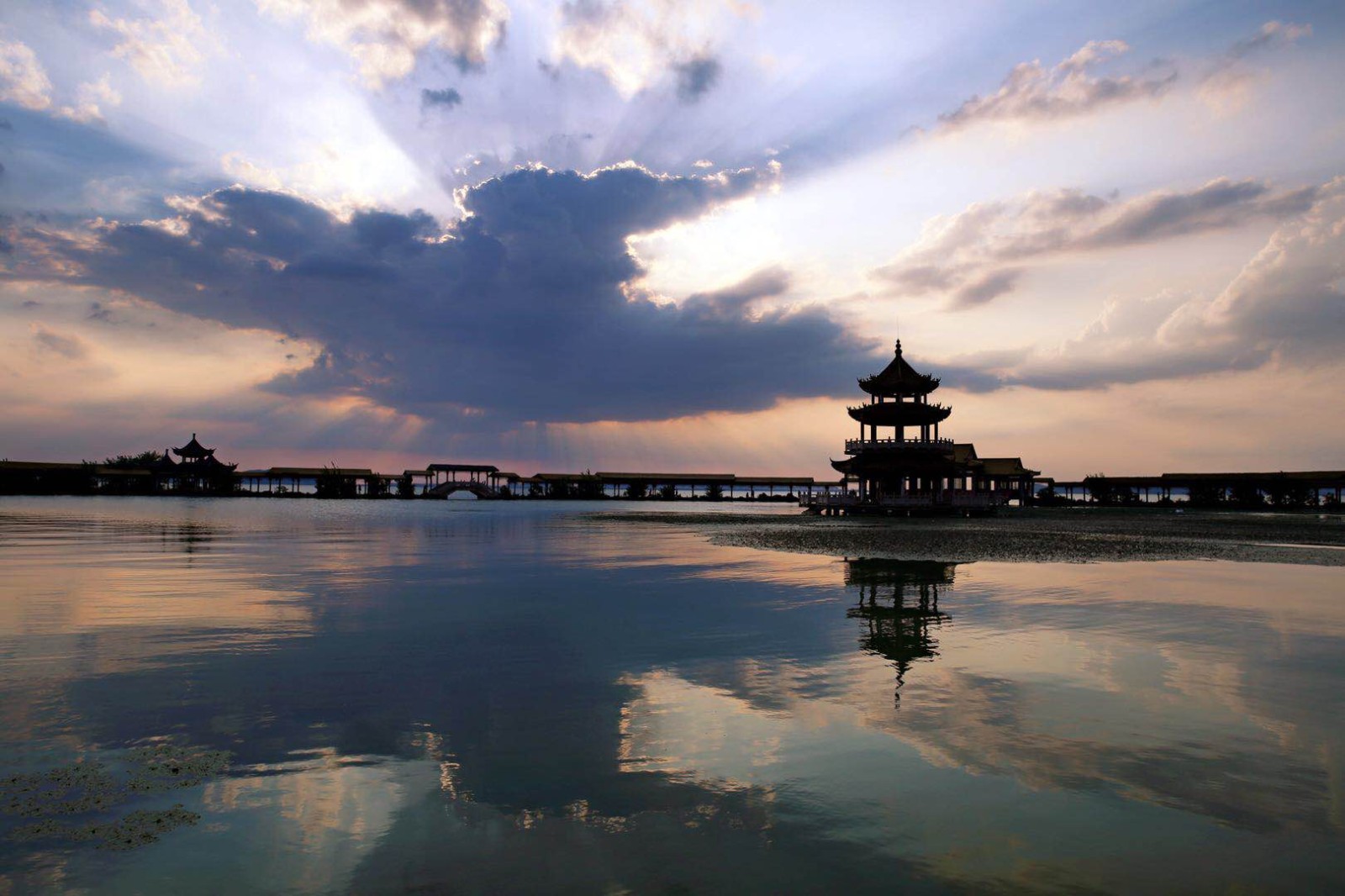 無錫統一嘉園的夕陽,太湖美,最美在無錫.山水之間,充滿靈氣.