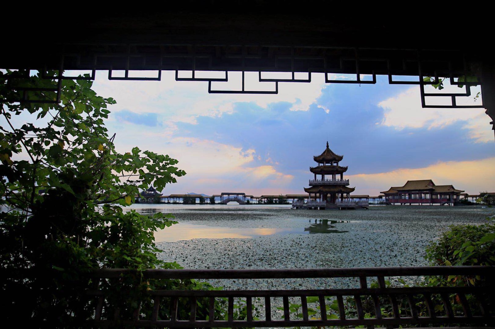 无锡统一嘉园的夕阳,太湖美,最美在无锡.山水之间,充满灵气.