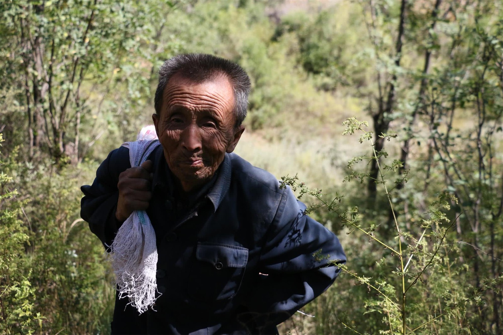 农村男天生6指被视为"不吉利"无人敢嫁,单身67年没敢出过村