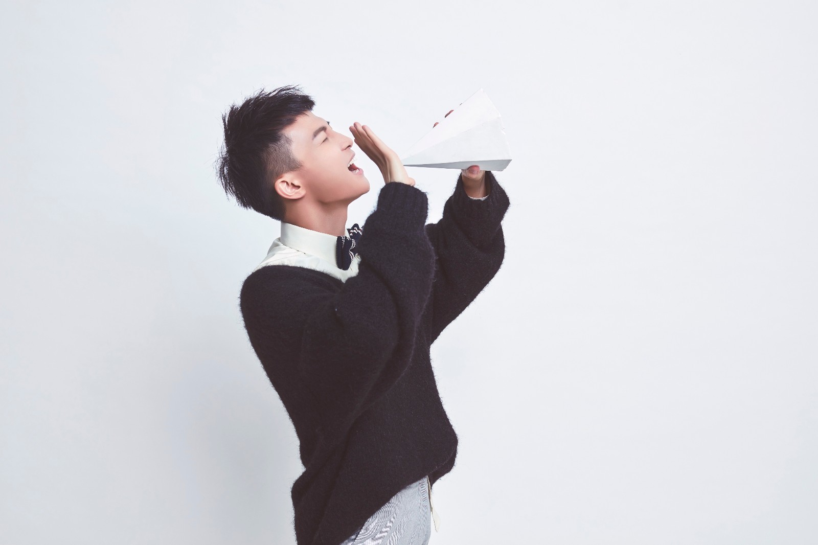 周深首支原创单曲温情上线 获专属麦克风感慨万千|可它爱着这个世界