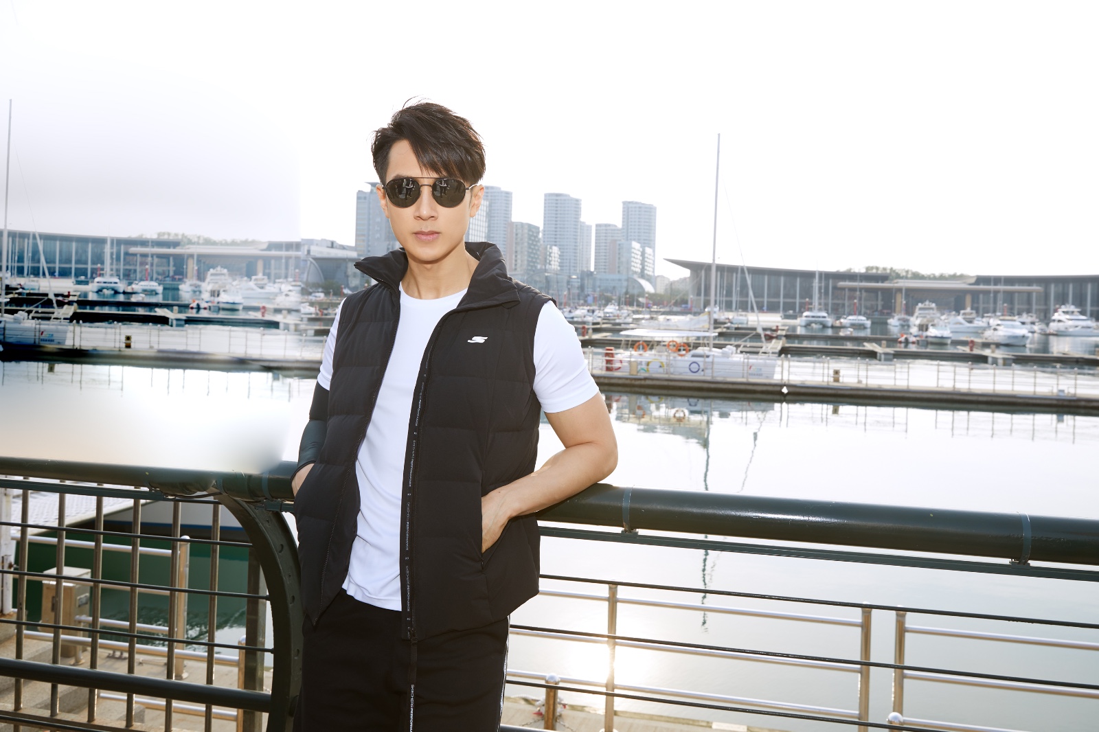 吴尊帅气现身青岛 挚爱生活正能量满分