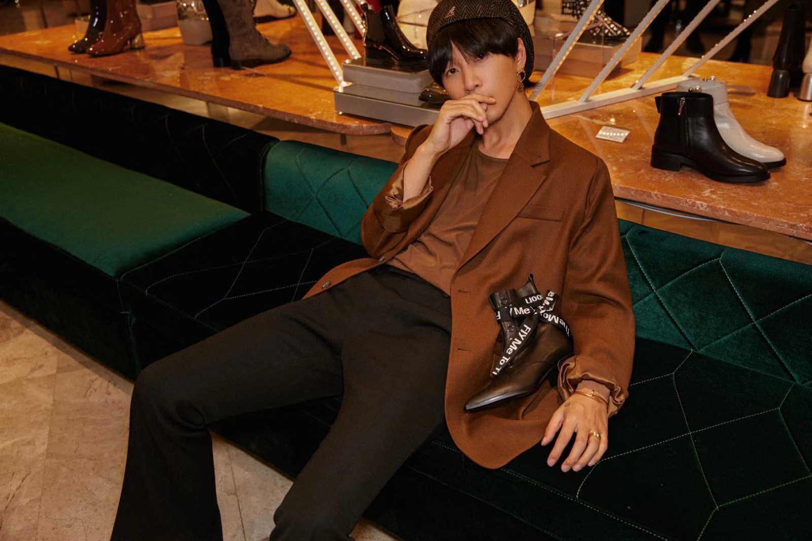 韩火火展示挎包新挂法 活动现场遇生日暖心惊喜