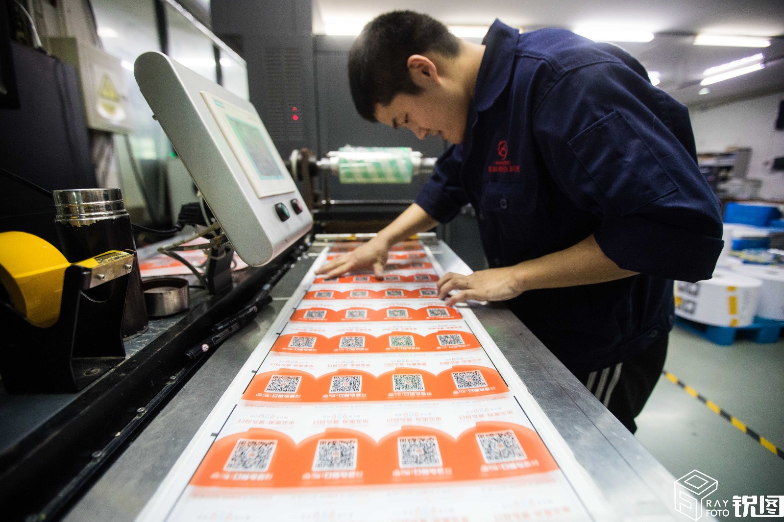 探访二维码印刷厂:一天印制五十万张 双11前夕加班加点