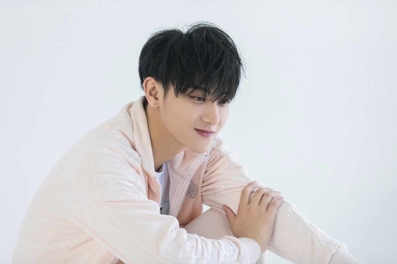 浪漫"开撩"!黄子韬粉色运动风温柔大片曝光