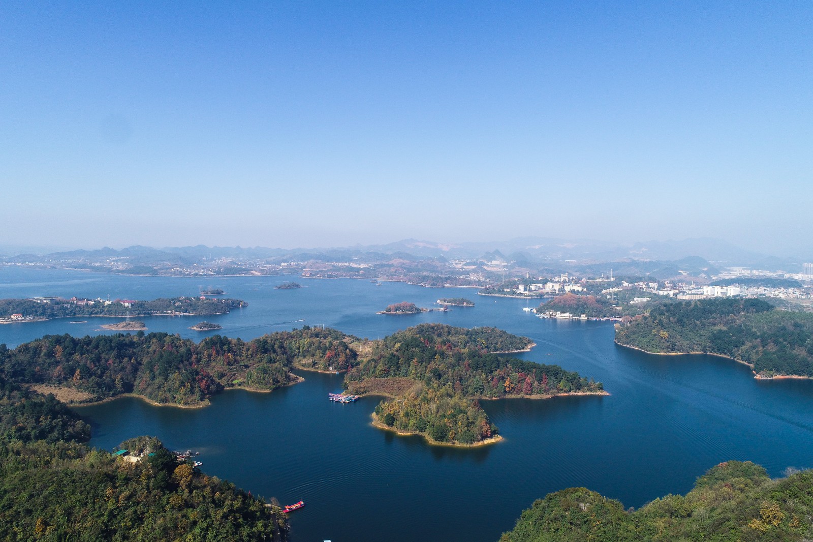 1/ 911月26日航拍的贵州省贵安新区红枫湖景区景色.