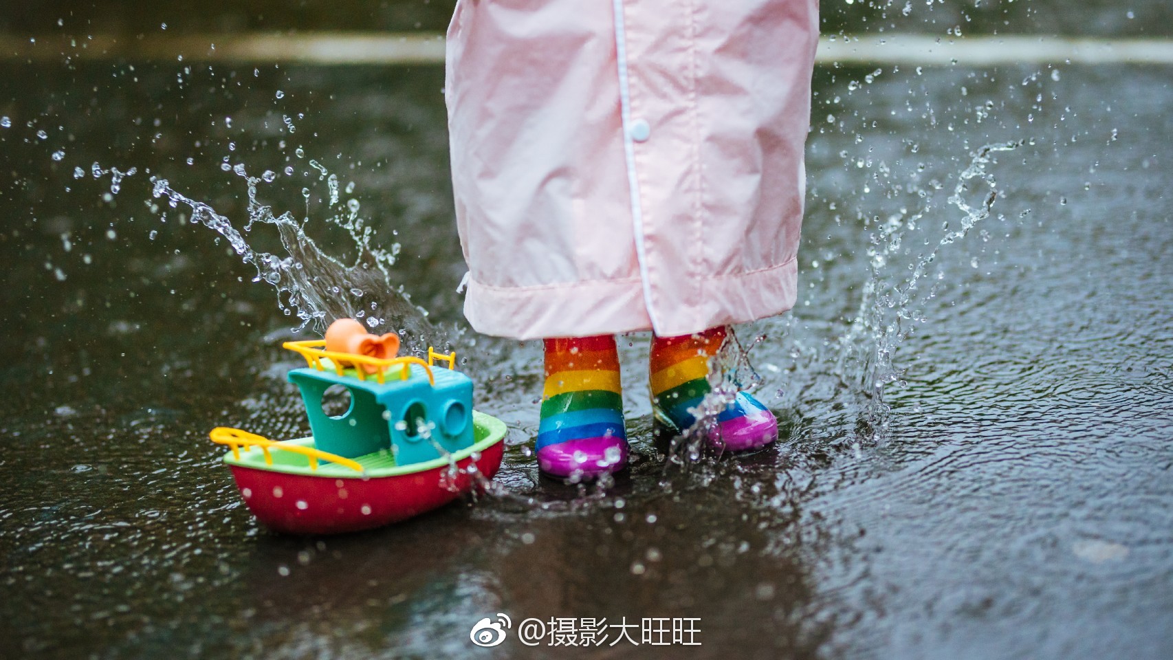 记得那时候最喜欢下雨天出去踩水把水溅起来老高自己浑身都湿透了
