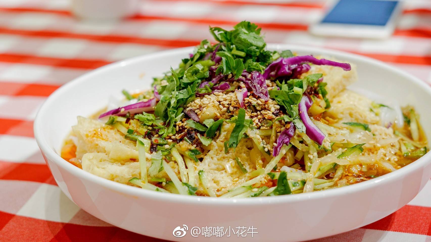 美食博主推荐活力城的凉拌面筋很好吃味道不是酸甜口感