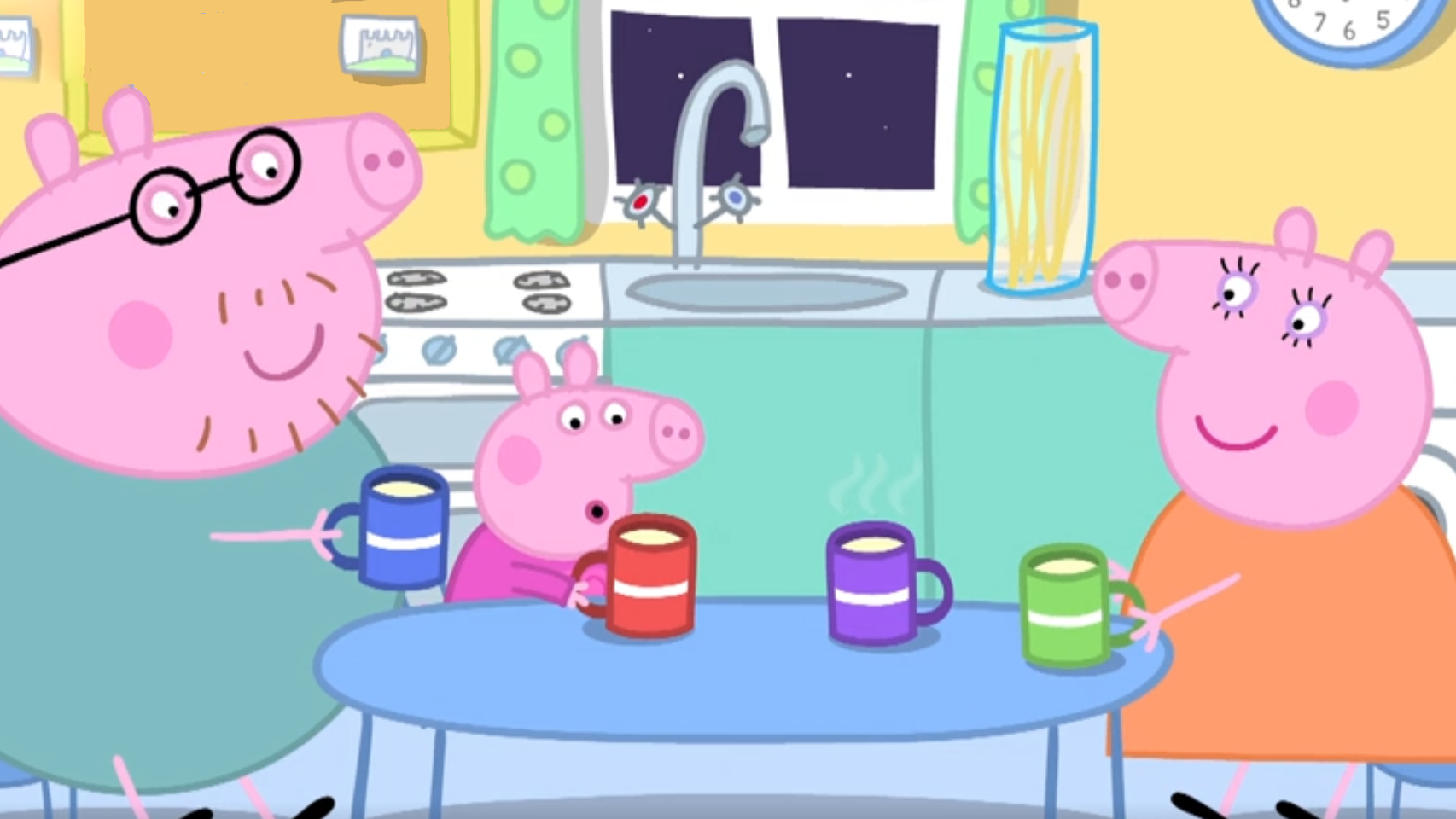 小猪佩奇和爸爸妈妈在餐桌前喝热水