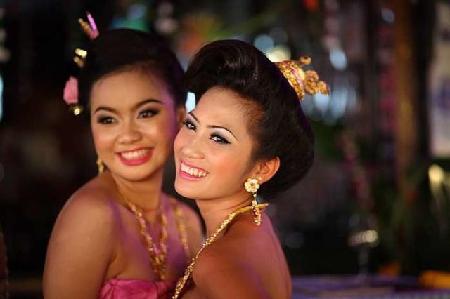 到泰国曼谷旅游, 可以请一个友好热情的泰国女人当导游