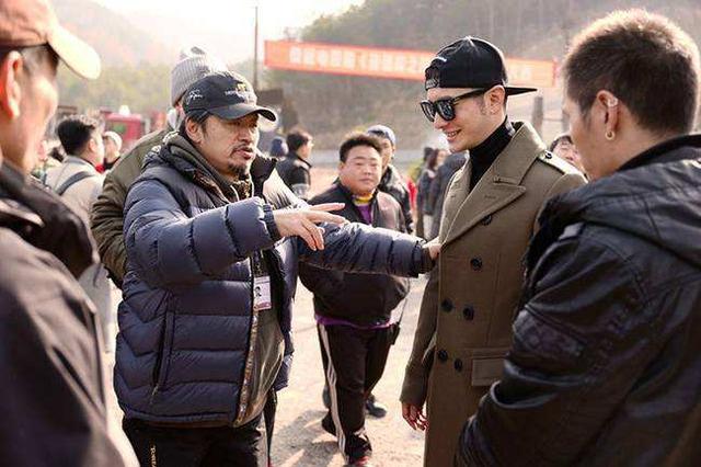 一手捧红靳东与王凯,大导演特殊爱好跑龙套,王凯领奖先跪地谢他