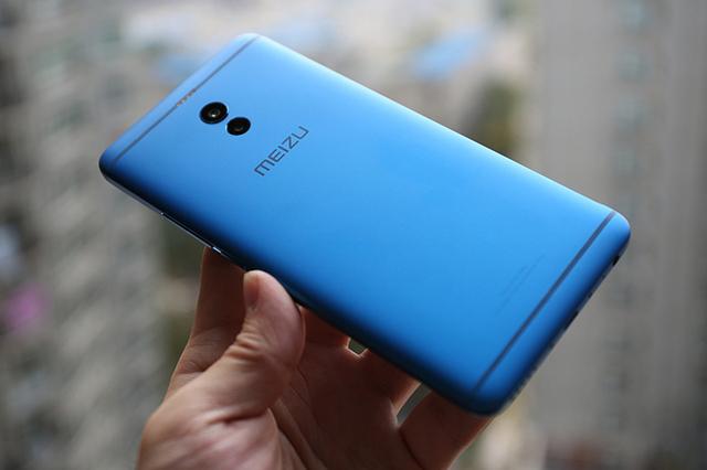 而且这款手机的卖点还算不错,有imx362级别的后置双摄,1600w像素前置