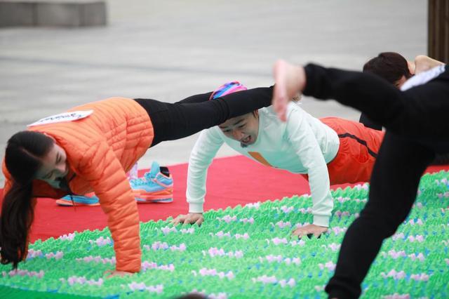 指压板上叠罗汉,因为身高体重关系,anglebaby和王祖蓝一个在前一个在