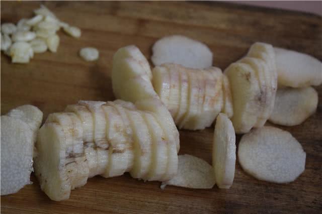 山药切成厚度均匀的片状,这根山药买的时候摔坏了,所以里面稍微氧化发