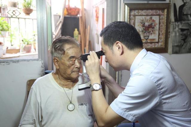 健谈,但晚年生活一直被严重的白内障和斜视(右眼从小患有斜视)困扰着