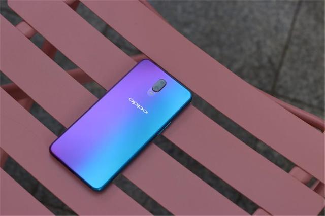 独创水滴屏高屏占比oppor17视觉震撼受关注