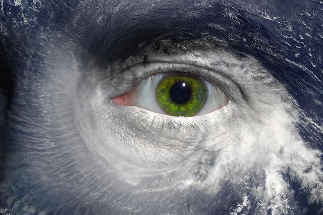 胆子够大风暴来袭美国飞行员架机穿越飓风眼