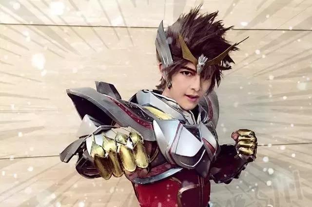 潮叔张双利,也是人老心不老,这白胡子白头发,cos起黄忠来也是很相似的