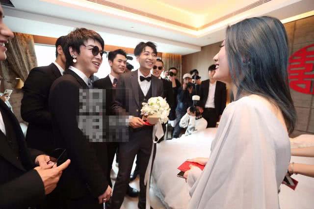 华晨宇在左立的婚礼上当伴郎吃完水果后拿着高跟鞋向大家炫耀