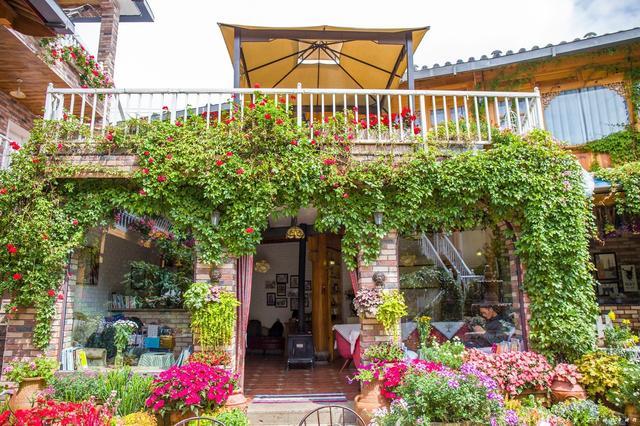 在束河古镇有一处花园民宿,为何会引旅拍和旅行的人蜂拥而至呢?