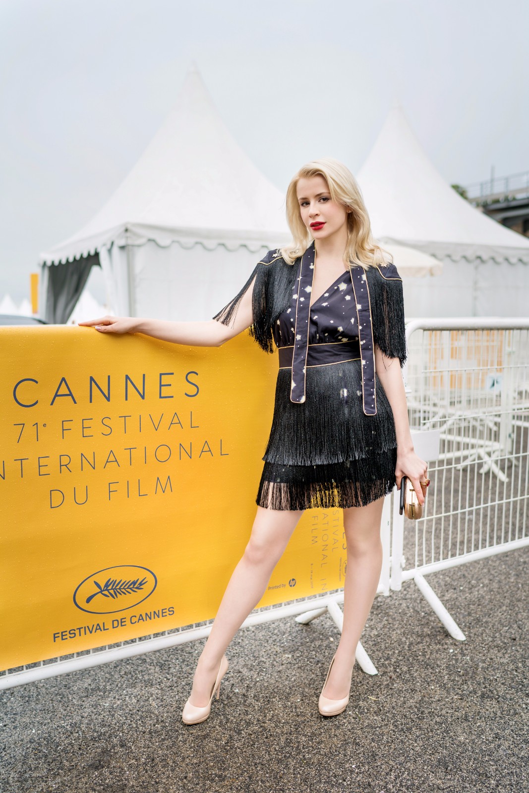 梦丽maria亮相戛纳电影节 星空流苏裙气质十足