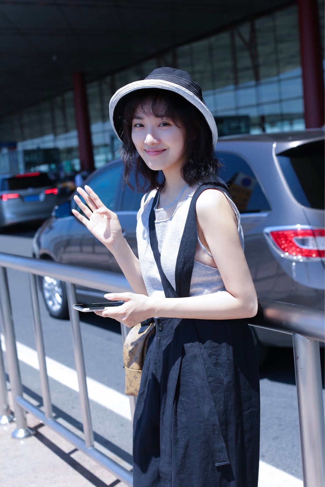 菅纫姿机场照如时尚大片 空气刘海少女感满满|刘海