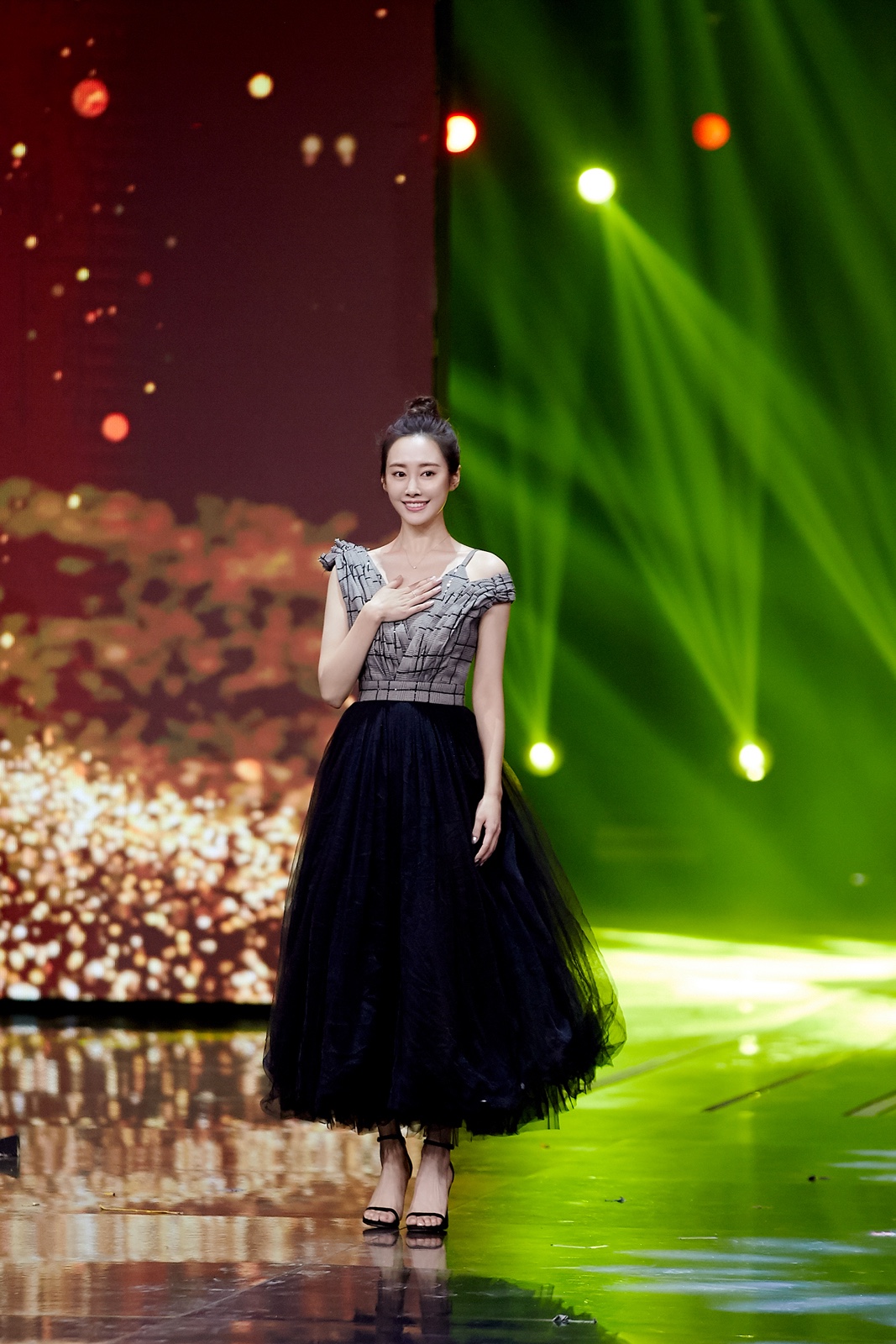 表演自然流畅,与此同时,李纯在舞台上为观众带来的《沂蒙颂》选段舞蹈