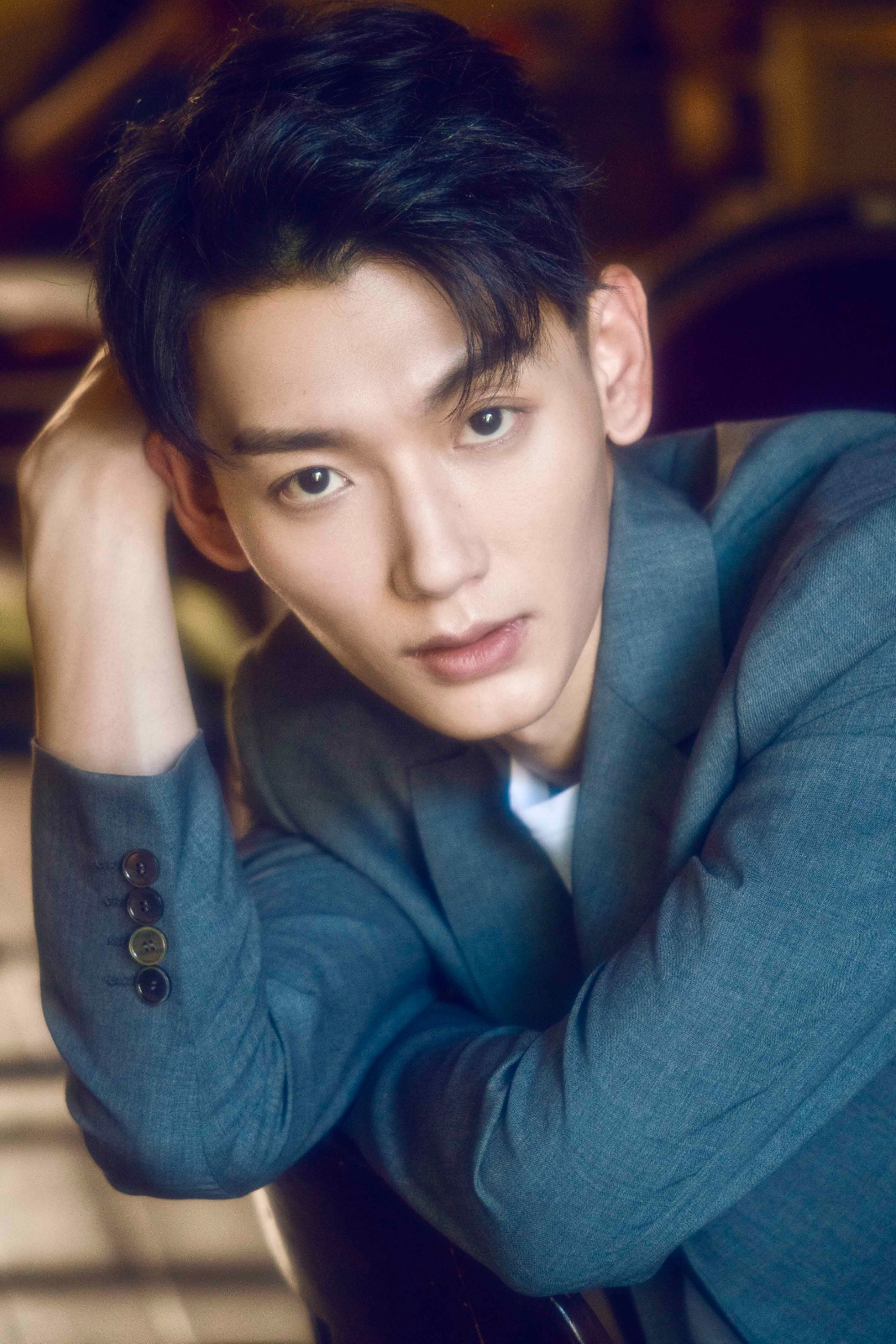 近日,演员郝帅曝光一组深秋写真.