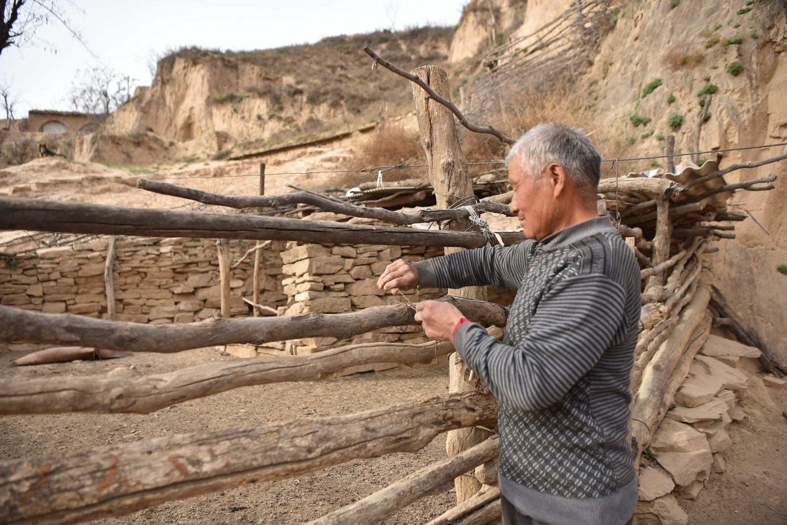 天下第一守村人:百人村只剩1人,守村8年,只为留住乡愁|王勤义|村庄|天下第一_新浪新闻