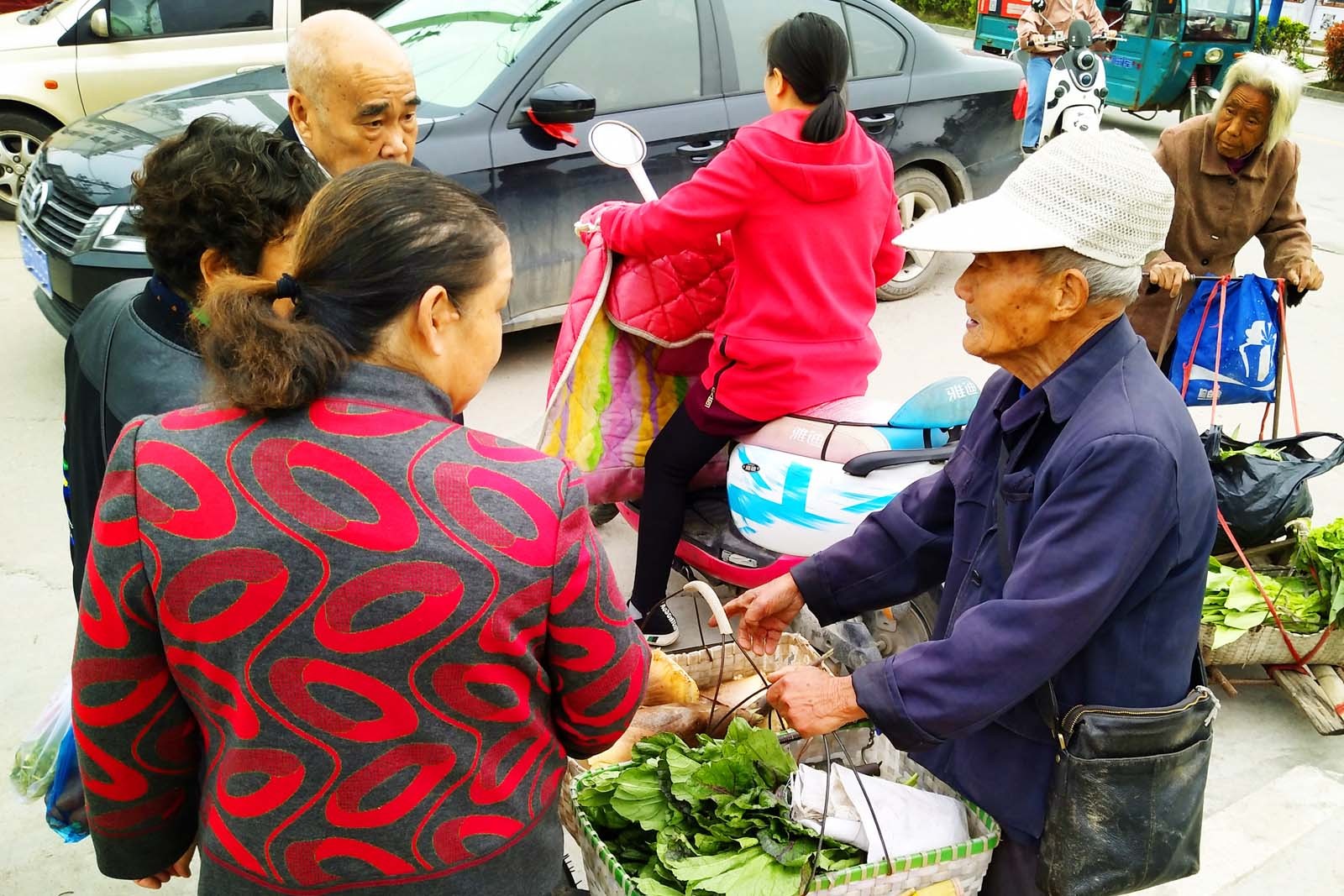 菜市场老人卖菜照片图片