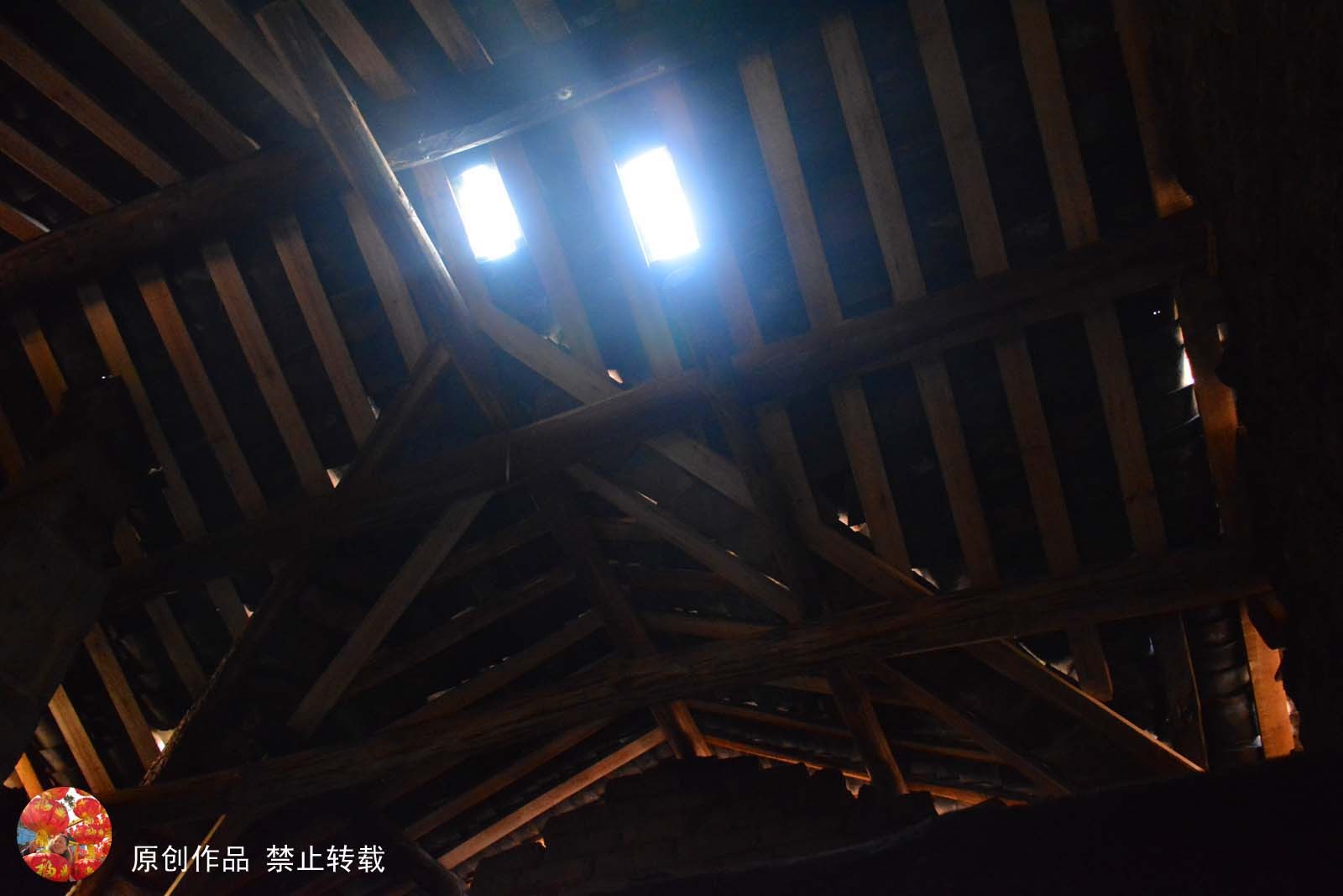 由于老屋的窗户较小,室内较为阴暗,工人们在屋顶用两块透明瓦开"天窗"