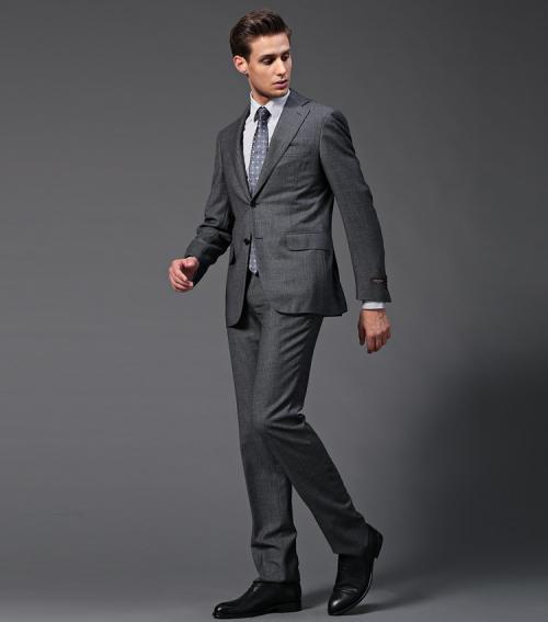 西装外衣必定要选择领子小的,领子一大就有点老式西装的感受,时髦度不