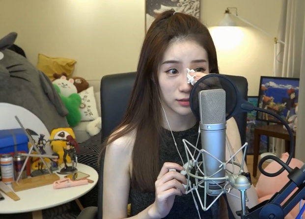 她是绝地求生的"八倍镜"女主播!却在一次直播中关掉了美颜?